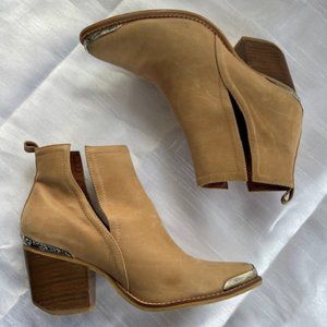BEAUTIFUL Catherine Malandrino DRISCOLL Pull On Ankle Bootie TAN NUBUCK SZ 8.5